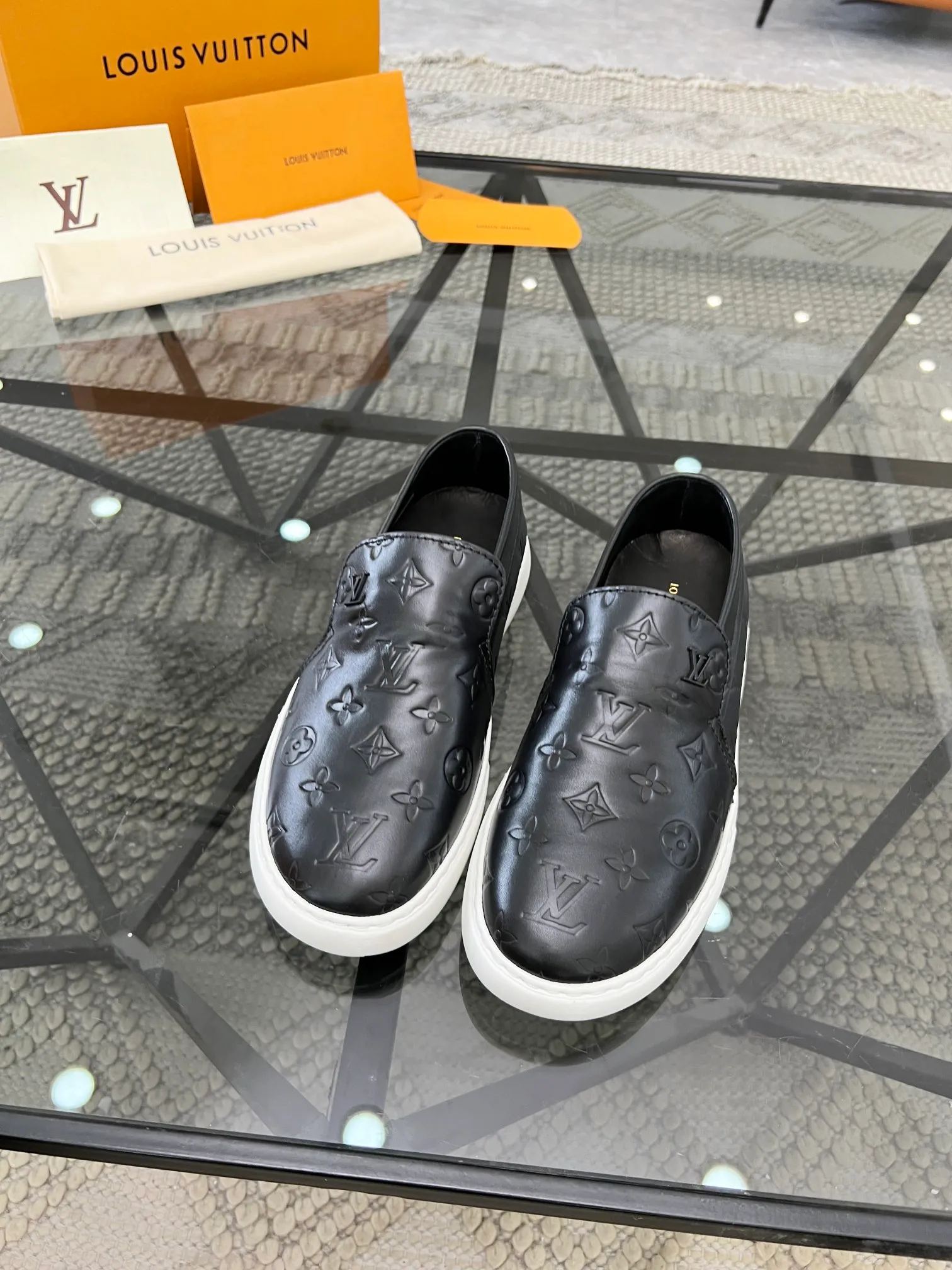 Factory price: 520💰 LV🔍Top purchasing agent🇮🇹 Road The most popular sneakers are available at the same time in the super popular sports shoe counters. The uppers are made of Italian original imported cowhide fabric. The classic and generous layout is a must-have for fashionistas. The complex craftsmanship is perfectly reproduced. The imported soft water-dyed cowhide lining is padded. The soles are: original soles specially provided by the factory. The exclusive foamed molded soles are super comfortable. The original factory follows the order. 🔍🔍High quality. You can go in and out of the counter at will. Welcome to compare. Size 39-45 (38 can be ordered)